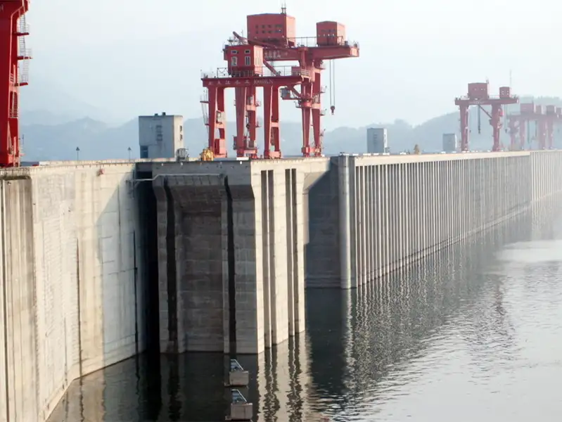 dam lifting crane